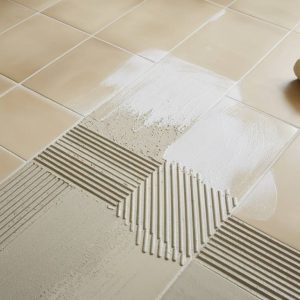 Béton ciré sur carrelage : application facile avec un kit complet