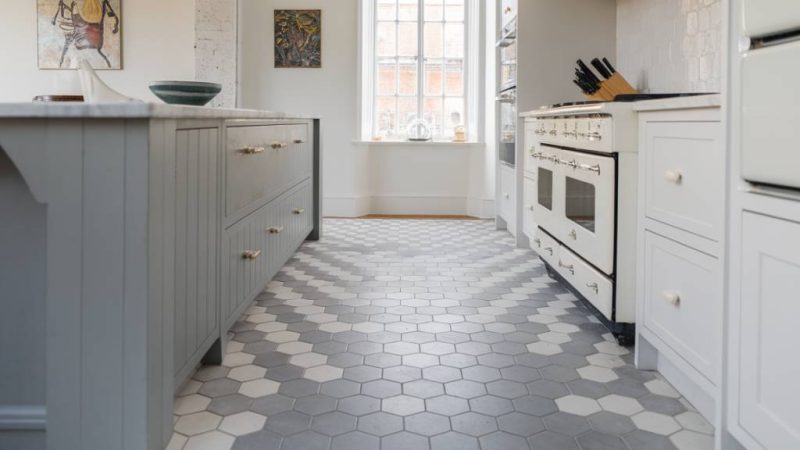 Carrelage pour cuisine : idées et conseils pour un sol durable et stylé