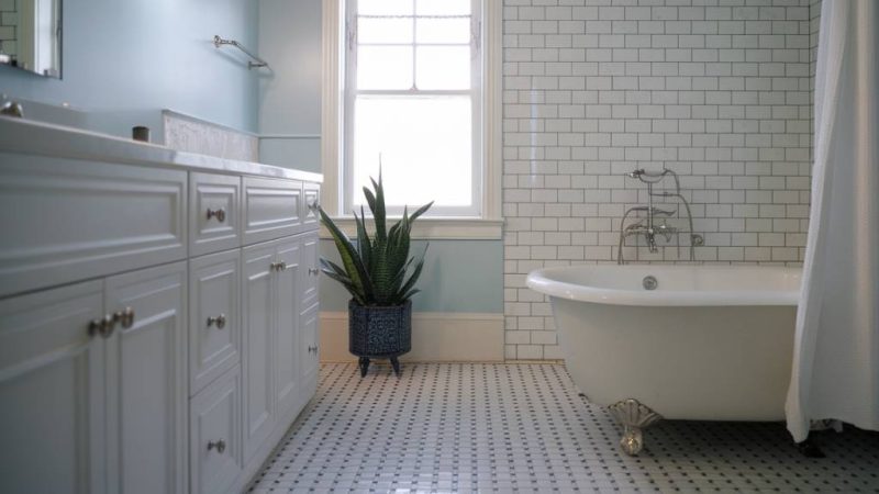 Carrelage pour salle de bain : idées, conseils et choix adaptés