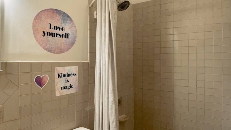 Stickers et adhésifs pour carrelage : relooker sans tout changer