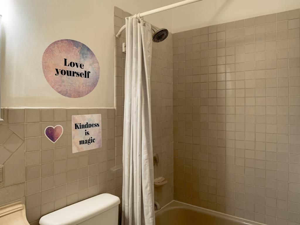 Stickers et adhésifs pour carrelage : relooker sans tout changer