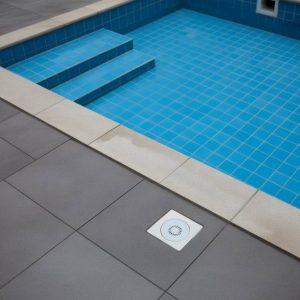 Comment choisir un carrelage antidérapant pour les abords de piscine sans compromettre le design