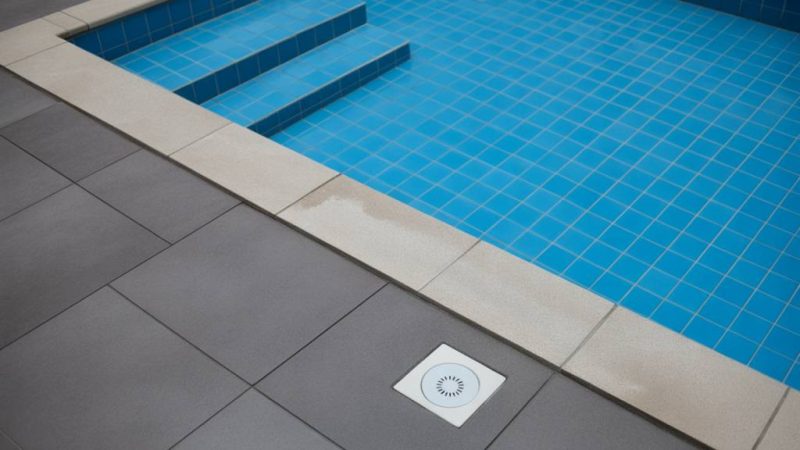 Comment choisir un carrelage antidérapant pour les abords de piscine sans compromettre le design